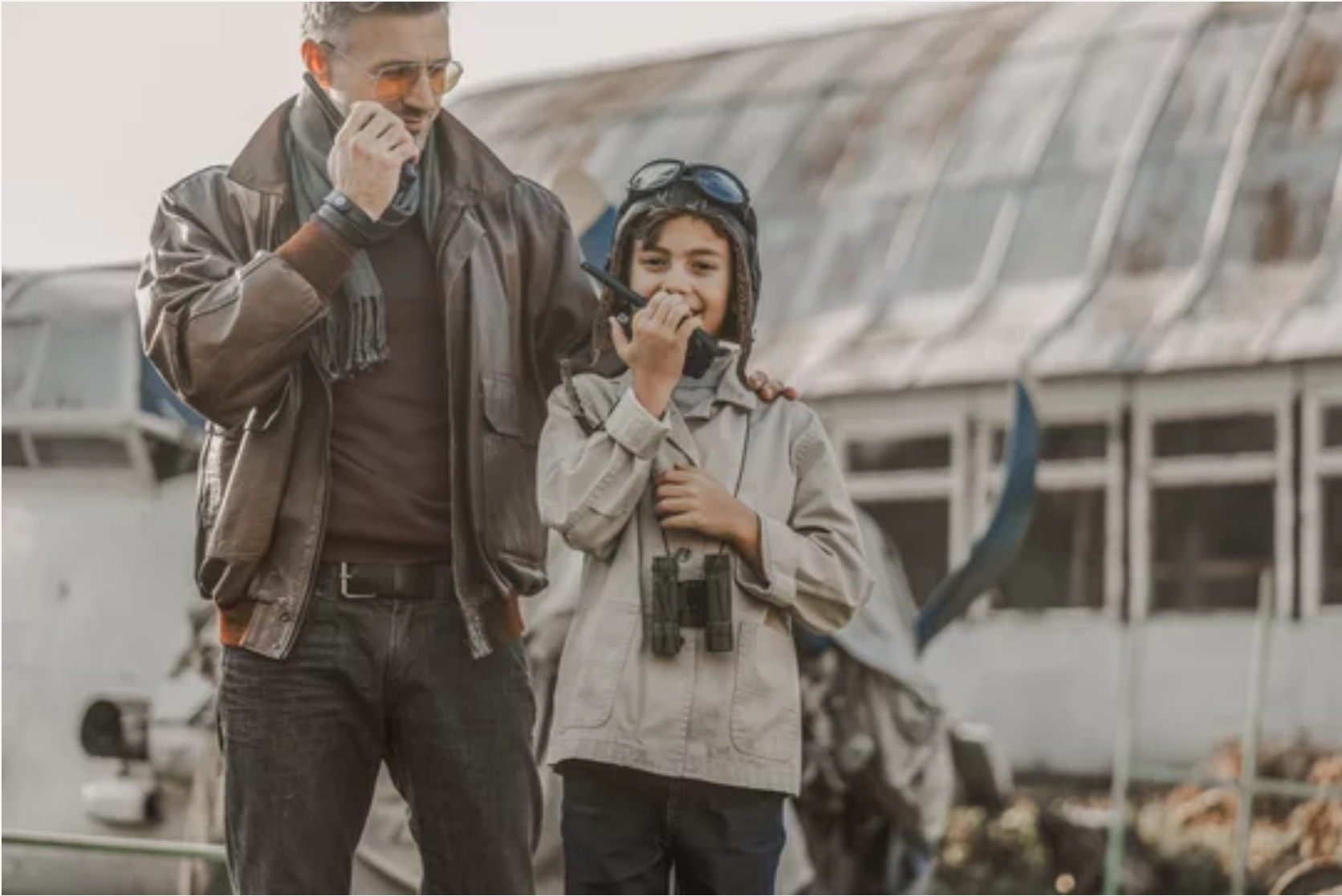 100 canales comunitarios globales: complemento de radio pública.